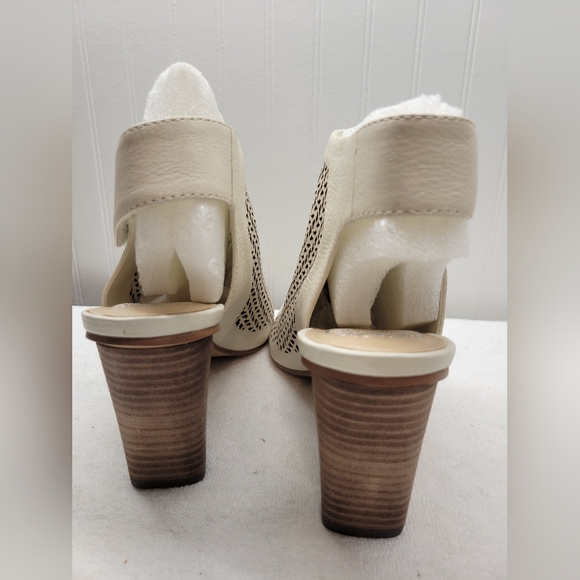 Brand New Vince Camuto Perforated Leather Peep-Toe Sandals Dastana Vanilla 8.5M - Picture 5 of 8